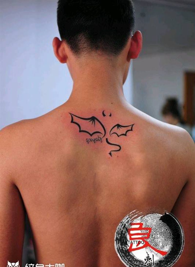 恶魔图腾纹身图片_颈部清新几何字符成品纹身图案