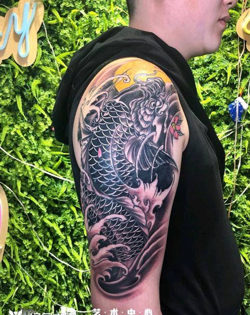 遮盖 鱼纹身图片_手臂新传统纹身图案