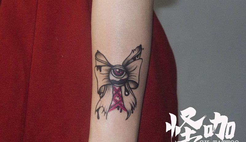 蝴蝶结纹身图片_手臂眼睛纹身图案