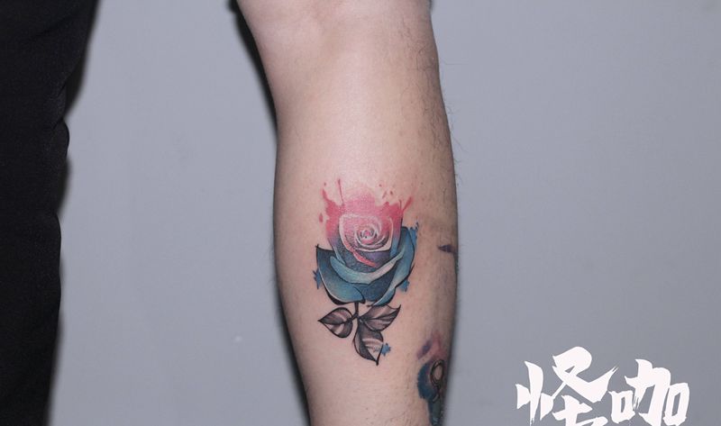玫瑰纹身图片_腿部手部水彩纹身图案