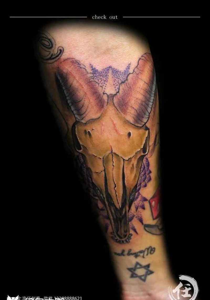 羊纹身图片_手臂纹身图案