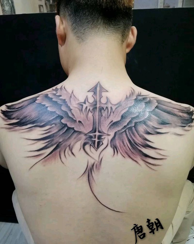写实翅膀纹身图片_背部腰部欧美写实水墨纹身图案
