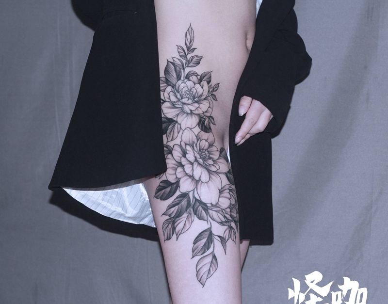 作品纹身图片_臀部腿部点刺素花纹身图案