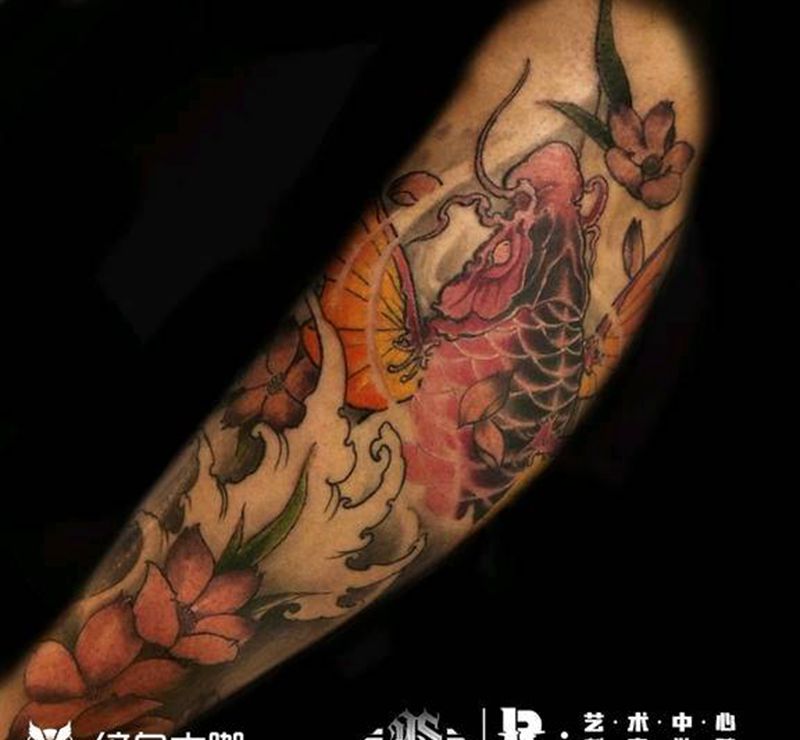 鲤鱼纹身图片_手臂新传统纹身图案