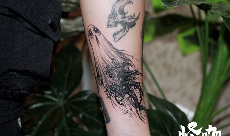 作品纹身图片_手臂点刺纹身图案