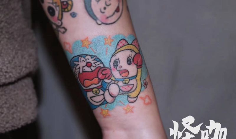 哆啦A梦纹身图片_手臂卡通叮当猫纹身图案