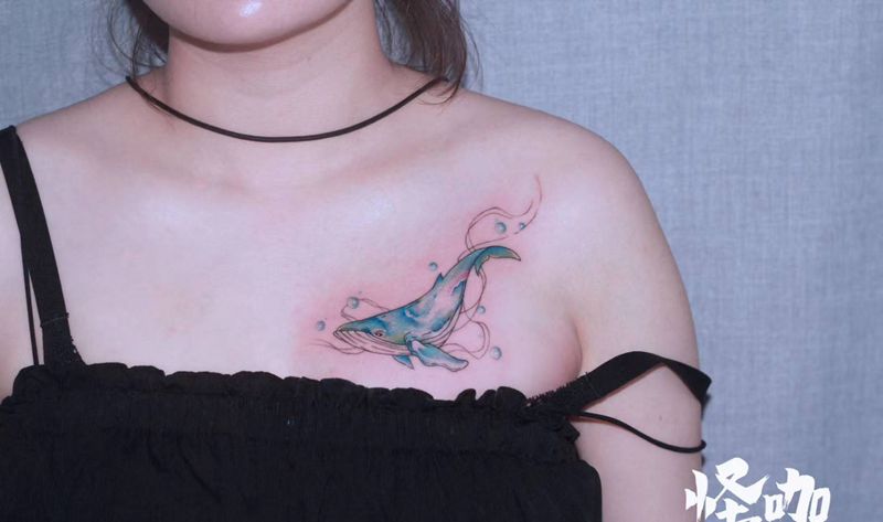 作品纹身图片_胸部水彩纹身图案