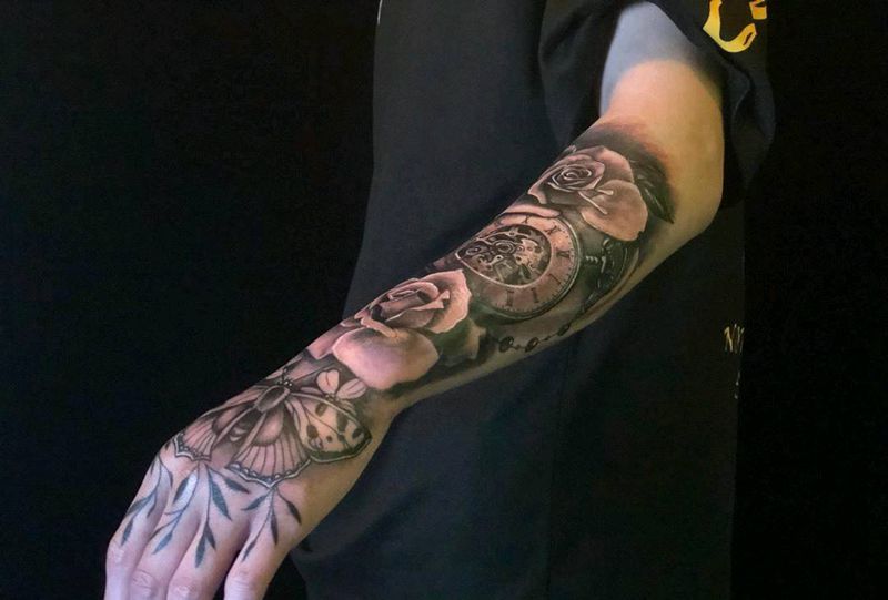时钟与玫瑰纹身图片_手臂手部欧美写实纹身图案