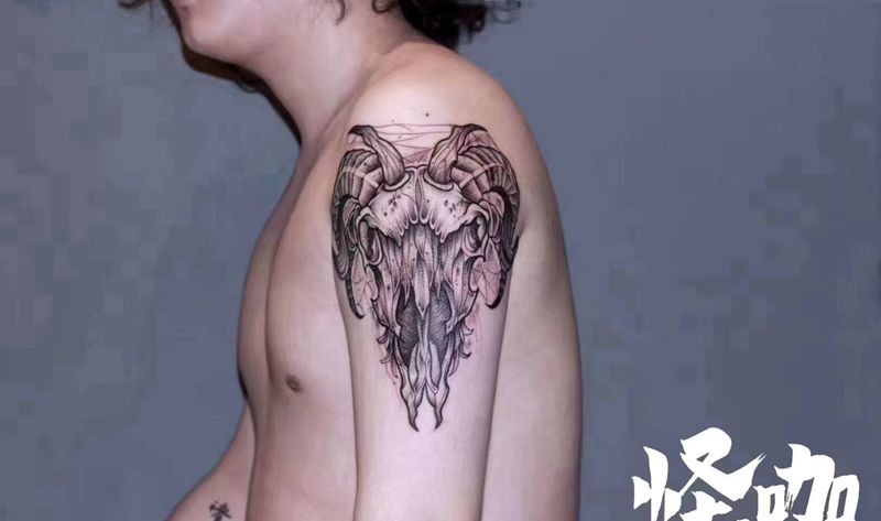 作品纹身图片_手臂羊骨纹身图案