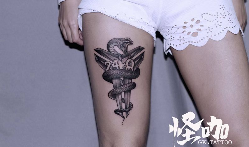 曼巴纹身图片_腿部蛇纹身图案