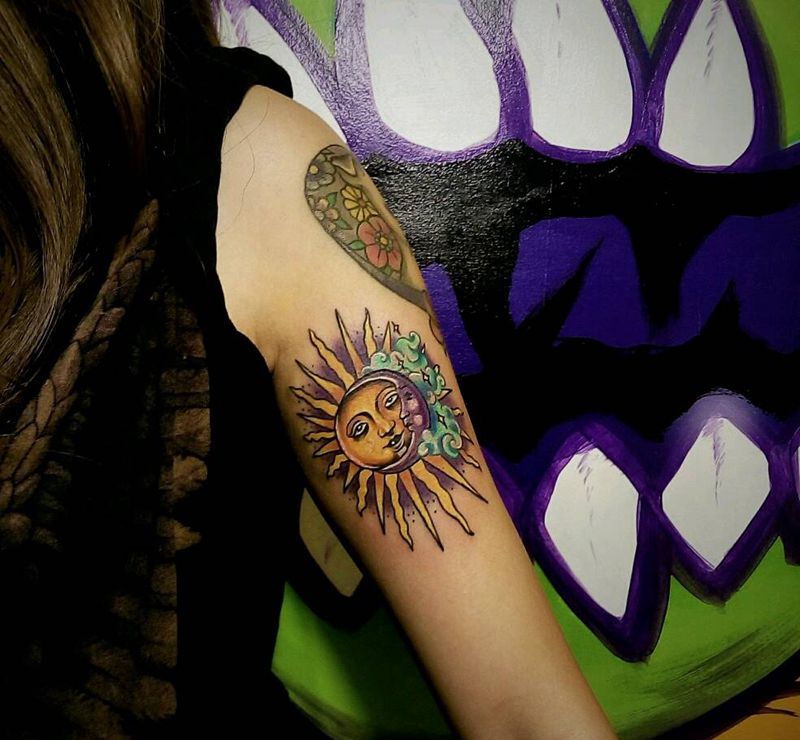 生活中的阳光与阴暗面纹身图片_肩部手臂欧美成品纹身图案