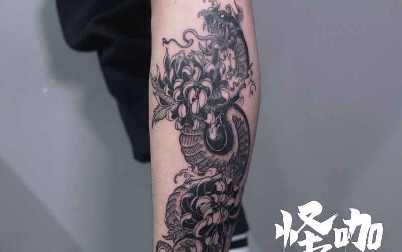 作品纹身图片_腿部菊花蛇纹身图案