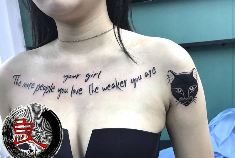 字母。猫纹身图片_胸部Old School图腾纹身图案