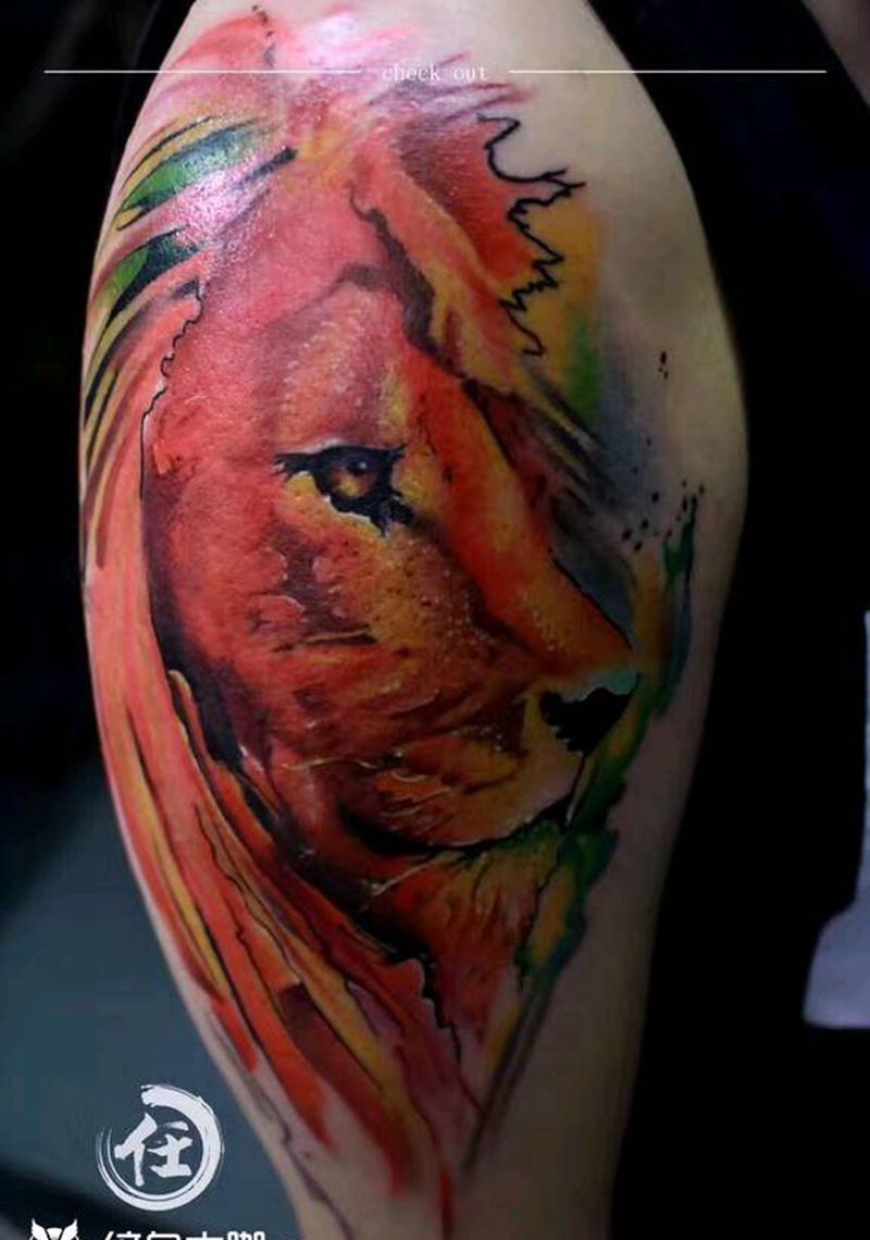 狮子纹身图片_肩部手臂水彩欧美写实纹身图案