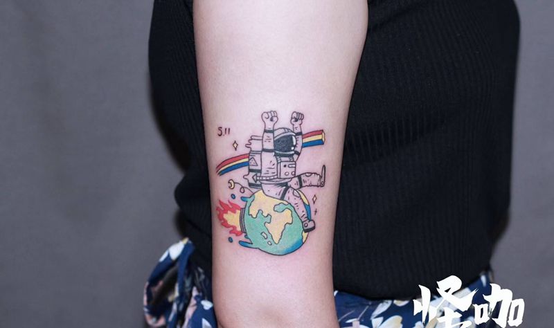 宇航员纹身图片_手臂宇航员星球彩虹纹身图案