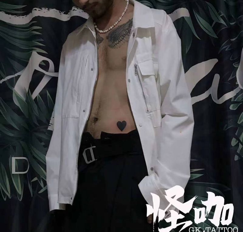 作品纹身图片_腹部图腾心纹身图案