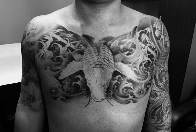 花胸鱼纹身图片_成品手稿插画胸部传统国画欧美动物遮盖原创纹身图案