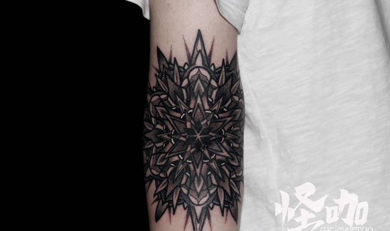 作品纹身图片_手臂点刺纹身图案