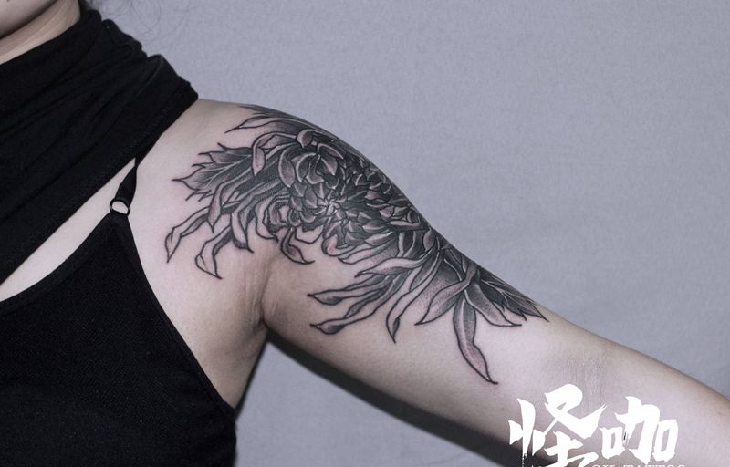 菊花纹身图片_手臂新传统欧美写实暗黑纹身图案
