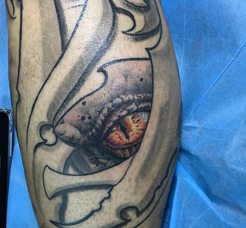 彩色写实眼睛纹身图片