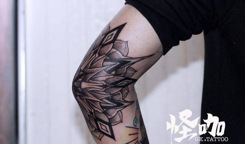 作品纹身图片_手臂点刺几何纹身图案