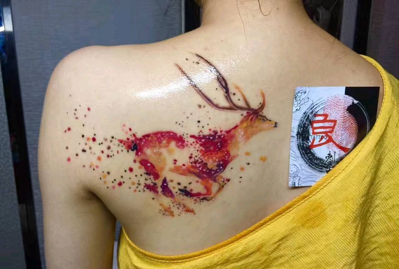 鹿纹身图片_背部清新动物成品纹身图案