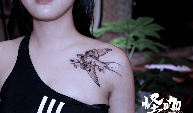 作品纹身图片_肩部点刺纹身图案