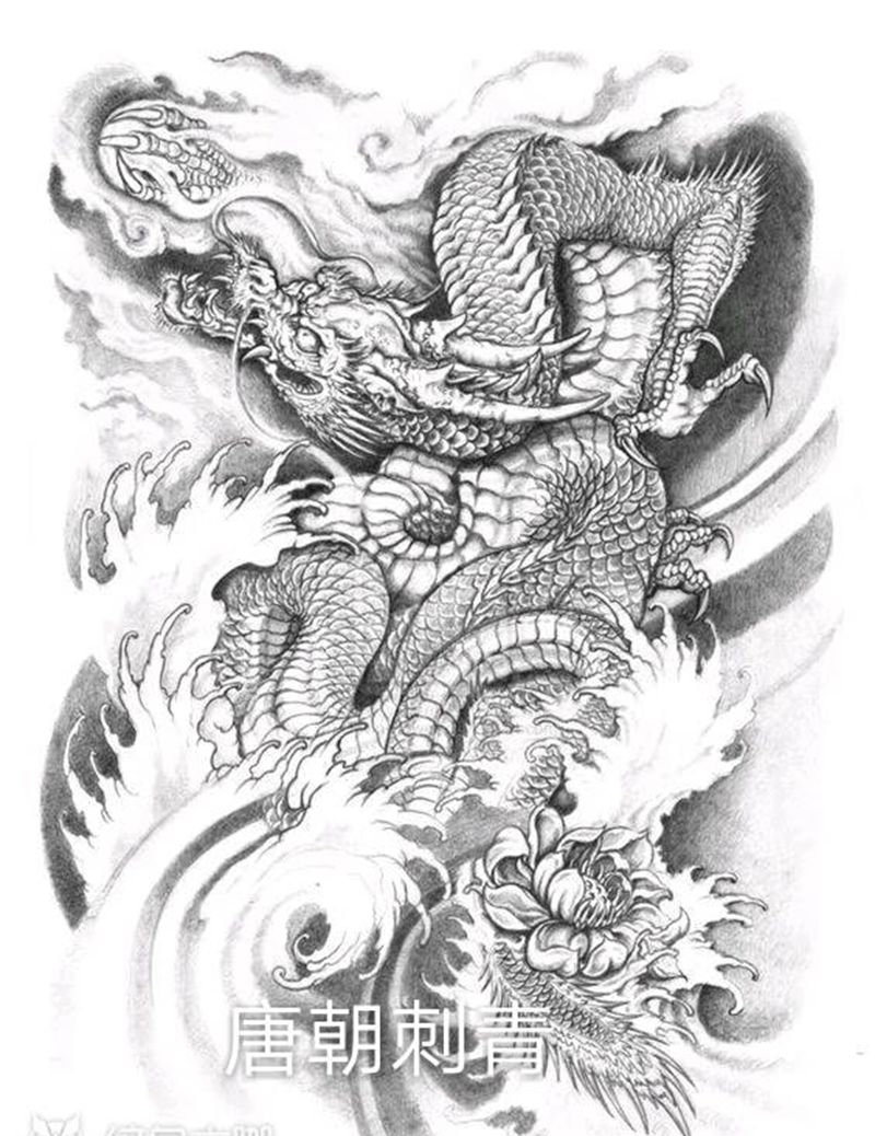 满背龙纹身图片