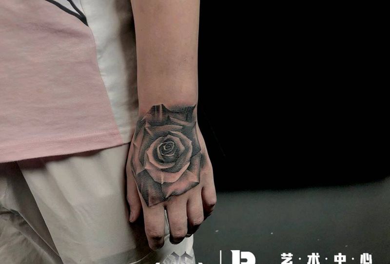 玫瑰纹身图片_手部纹身图案