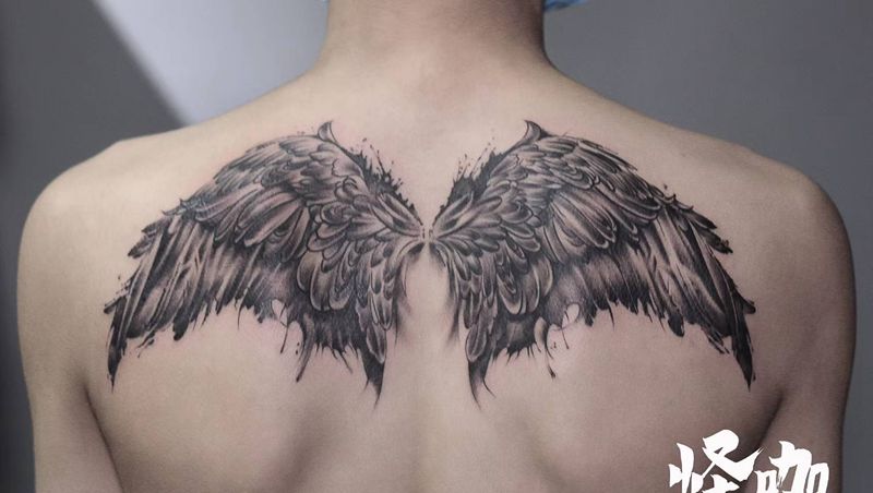 翅膀纹身图片_背部欧美写实几何纹身图案