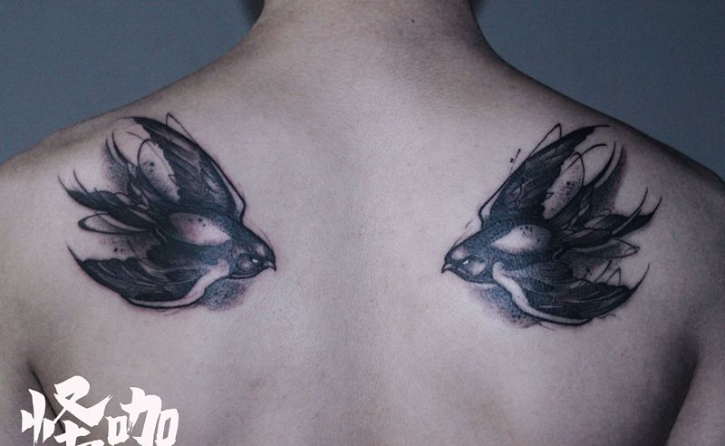 作品纹身图片_背部欧美写实New School燕子纹身图案