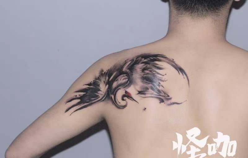 鹤纹身图片_肩部背部水墨欧美写实纹身图案
