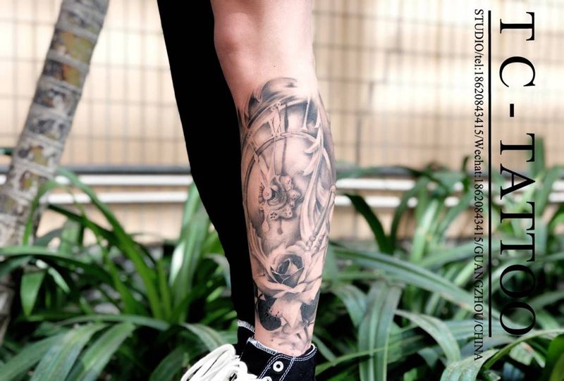 欧美小腿一侧纹身图片_腿部脚部欧美写实欧美黑灰写实钟表写实玫瑰纹身图案