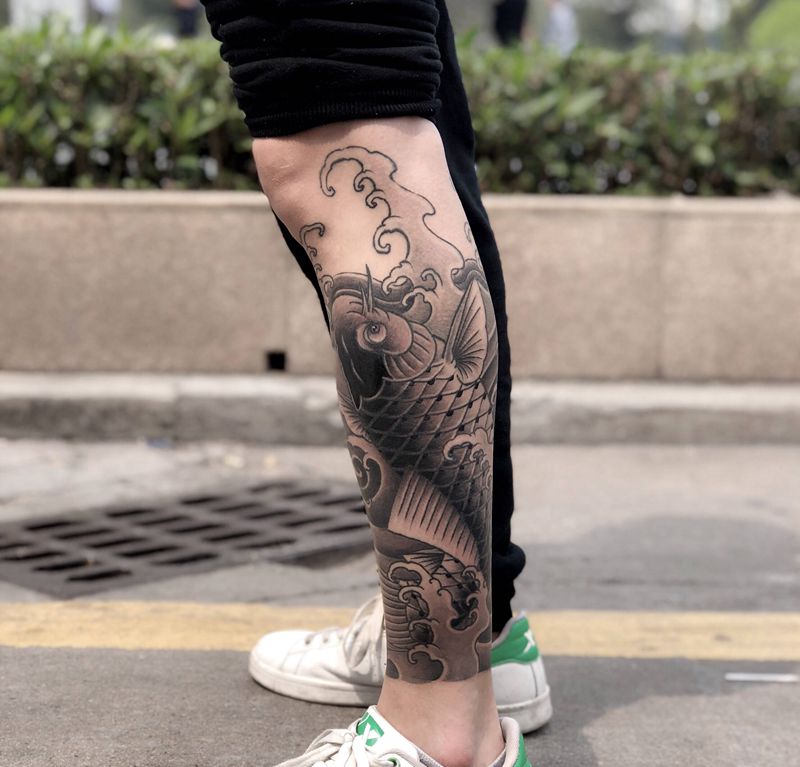 传统黑灰绵鲤纹身图片_腿部脚部老传统新传统鲤鱼黑白纹身图案