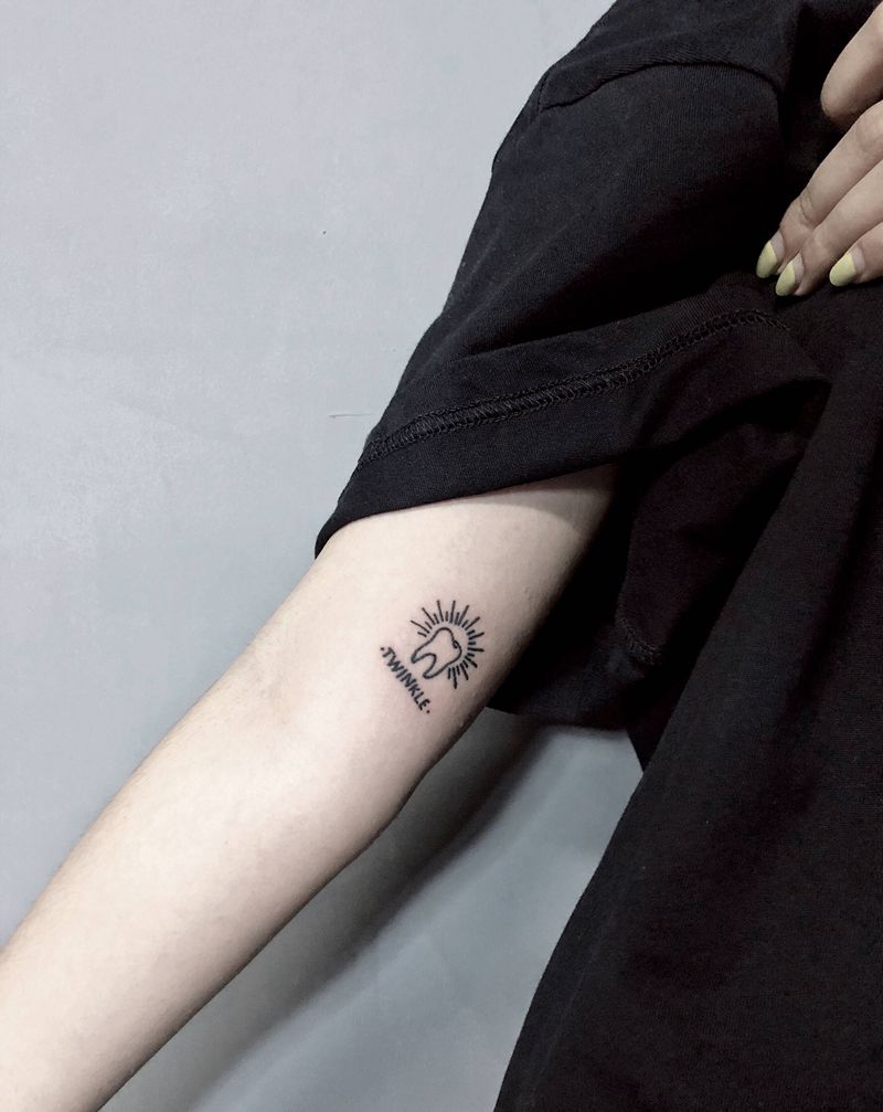 小牙齿纹身图片_手臂纹身图案