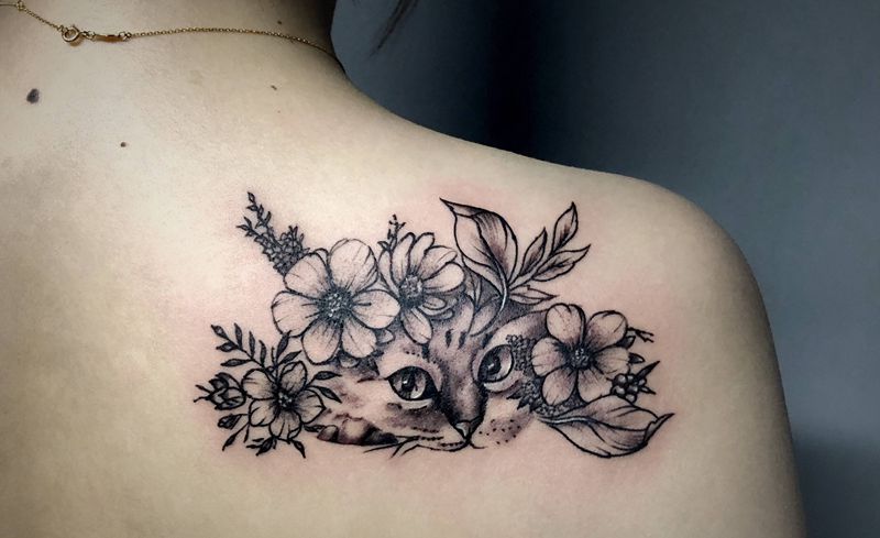 猫咪纹身图片_肩部背部纹身图案