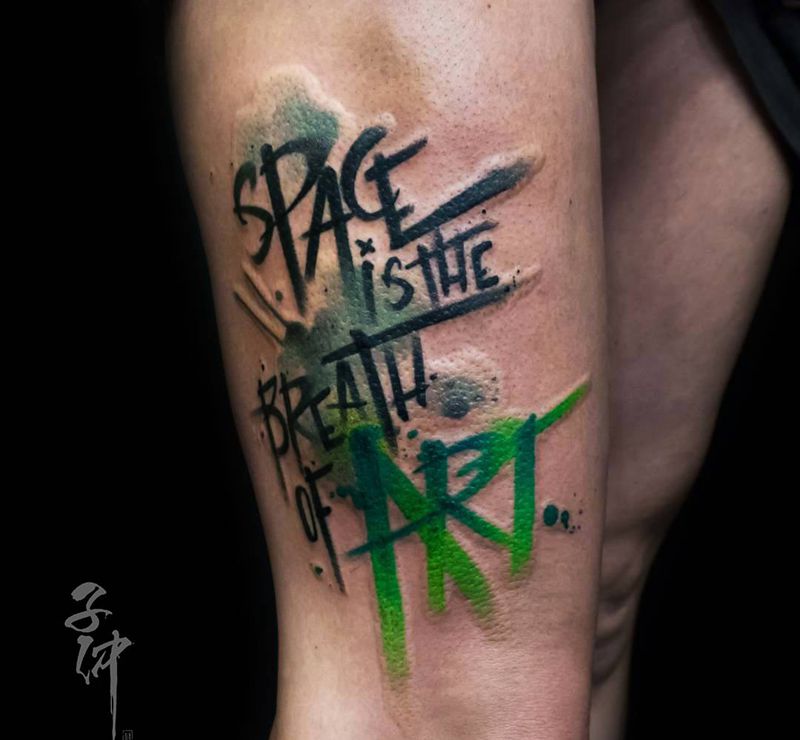 水墨花体字纹身图片_腿部脚部水墨花体字纹身图案