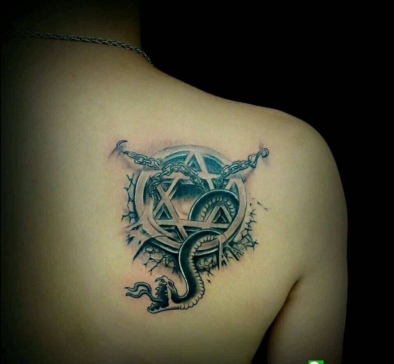 六芒星与蛇纹身图片_背部欧美几何字符动物六芒星成品纹身图案