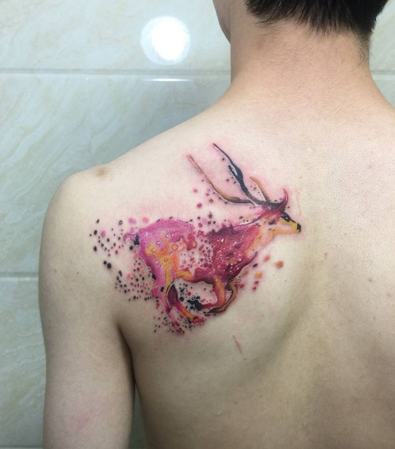 鹿纹身图片_成品背部清新动物纹身图案