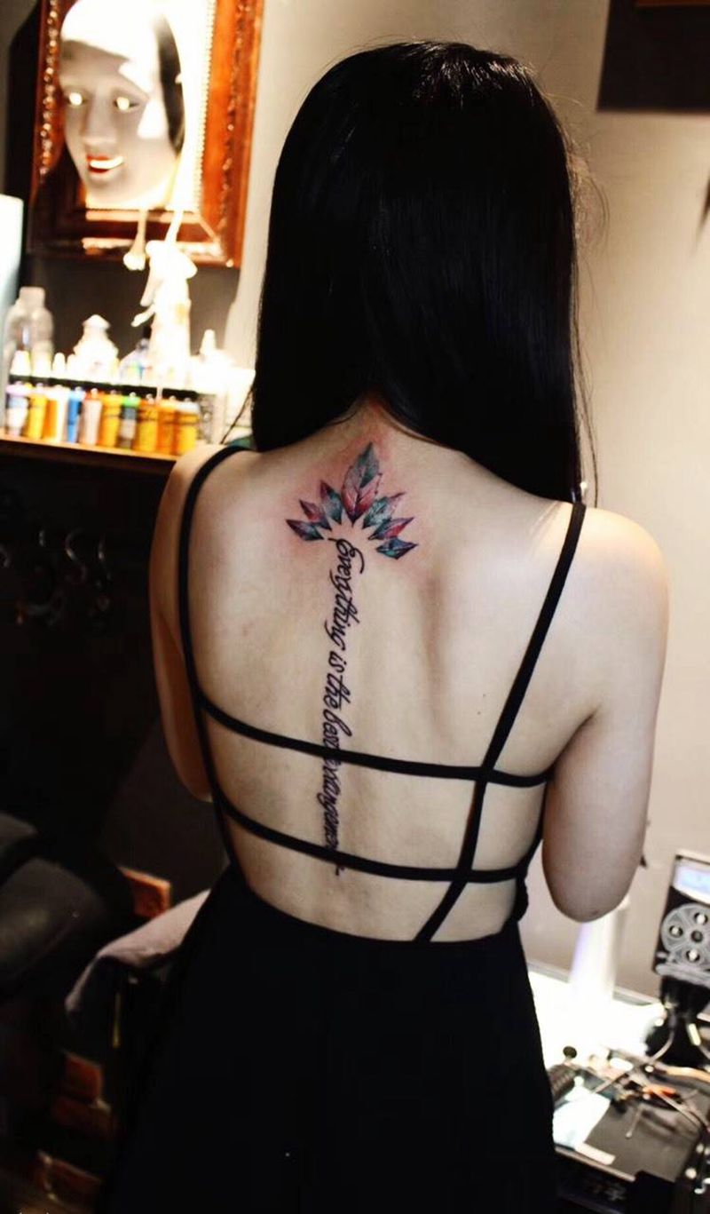 枫叶字母纹身图片