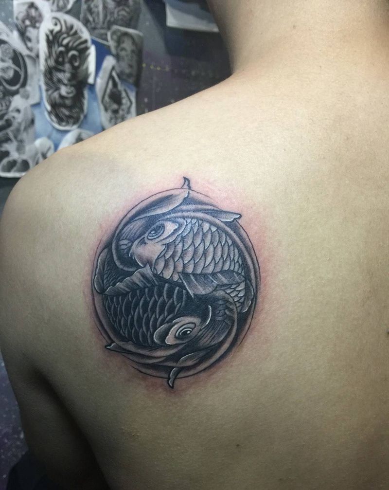 太极鱼纹身图片_成品背部传统动物纹身图案