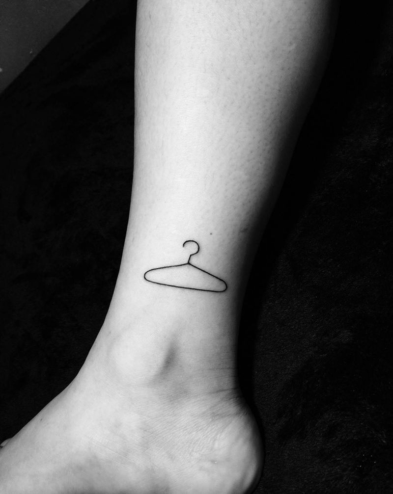 衣架纹身图片_成品腿部清新纹身图案