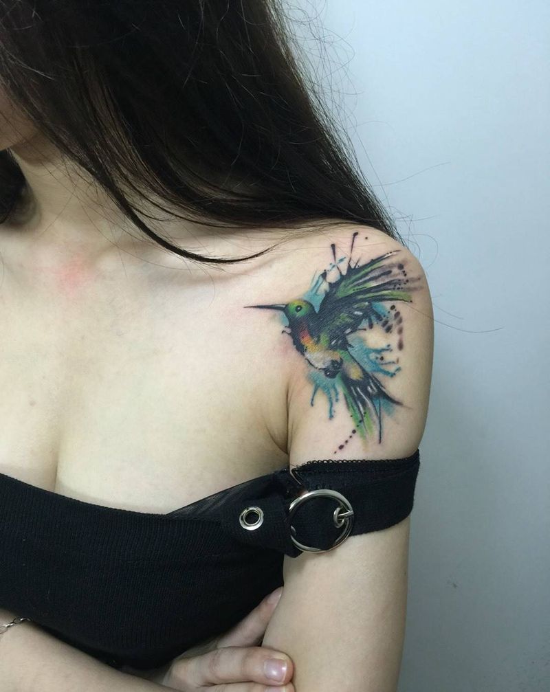 蜂鸟纹身图片_成品肩部清新动物纹身图案