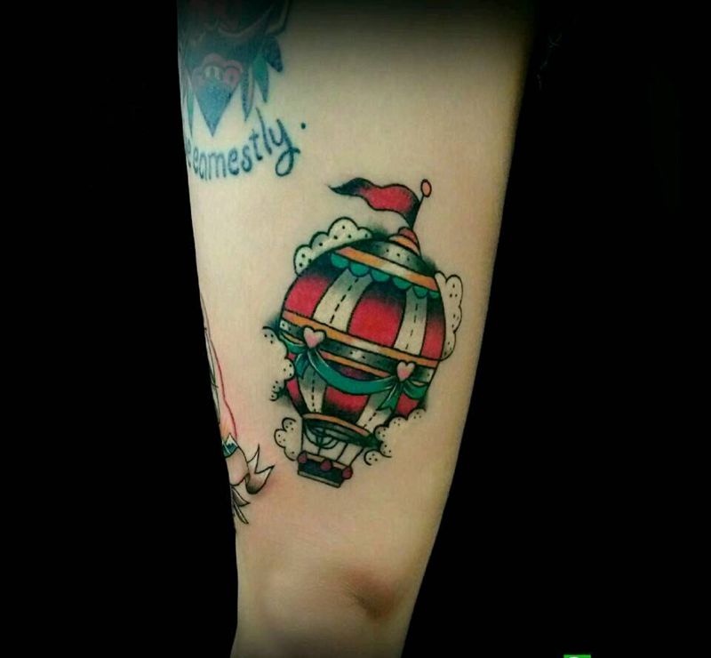 热气球纹身图片_腿部欧美清新静物热气球成品纹身图案