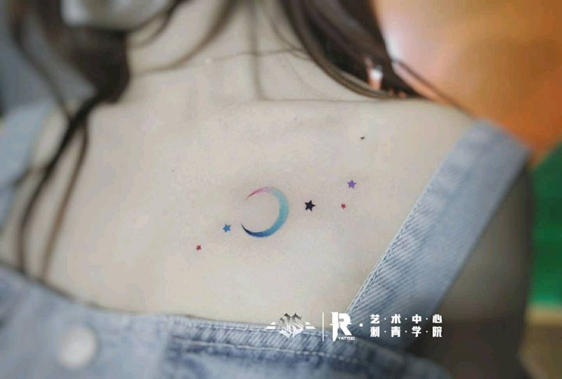 将小清新进行到底纹身图片_胸部New School小清新向日葵彼岸花纹身图案