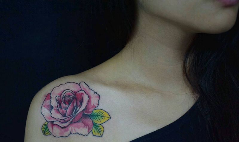 玫瑰纹身图片_肩部胸部欧美清新植物成品纹身图案