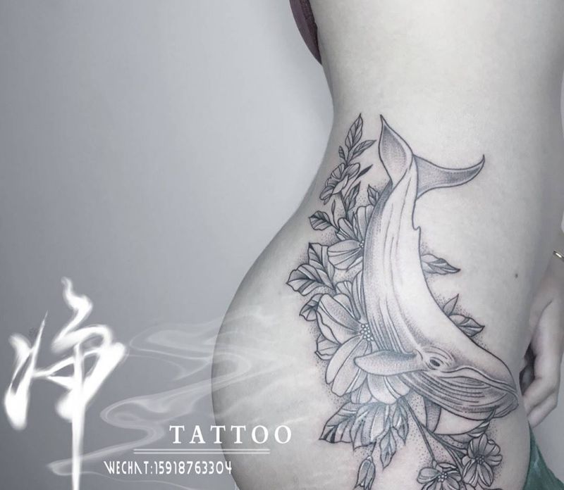 鲸鱼纹身图片_臀部腰部欧美写实点刺鱼花纹身图案