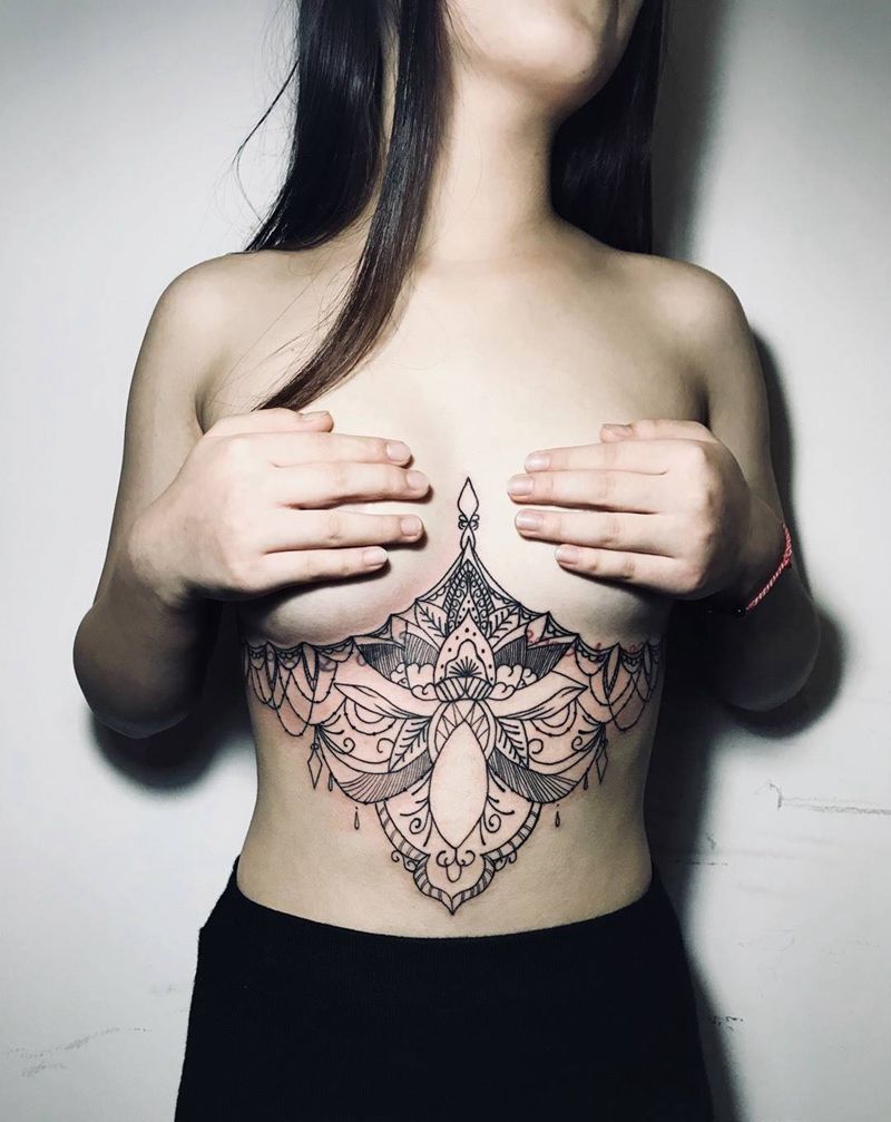 花胸，胸下未完成纹身图片