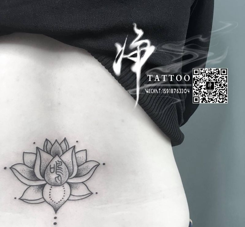 点刺莲花纹身图片_成品腰部背部清新欧美几何字符纹身图案