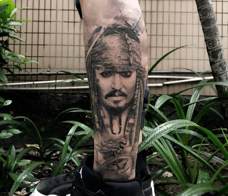 杰克船长纹身图片_腿部脚部欧美写实加勒比海盗杰克船长黑灰欧美纹身图案